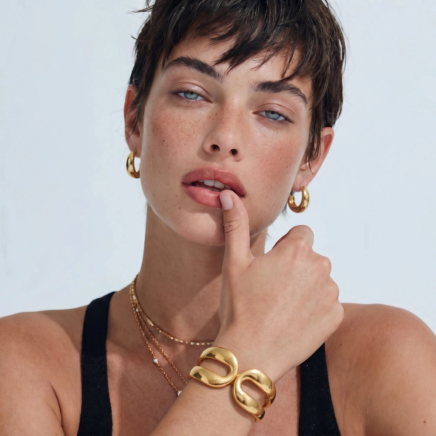 Infinite Bold Cuff in 18 K Gold Plated Stainless Steel